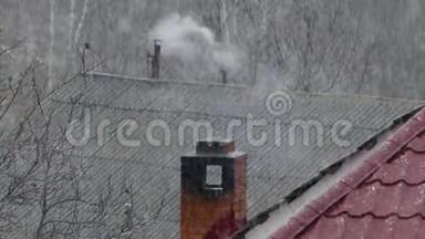 屋顶上的烟囱冒烟，房子里都是雪。 下雪了。 冬季，采暖季..
